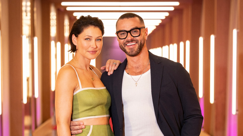   Emma Willis และ Matt Willis โพสท่าใน Love Is Blind UK