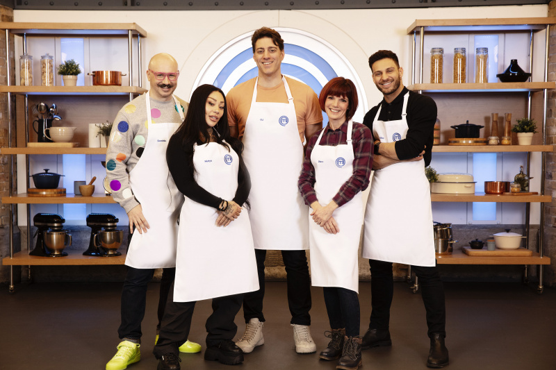  ภาพกลุ่มของผู้เข้าแข่งขันทั้งห้าคนในรอบที่สี่ของ Celebrity MasterChef 2024 (จากซ้ายไปขวา): Dominic Skinner, Mutya Buena, OJ Borg, Diane Carson, Vito Coppola ทั้งหมดนี้อยู่ในผ้ากันเปื้อน MasterChef