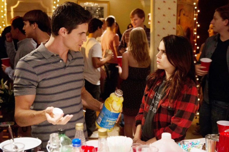 the duff robbie Amell mae Whitman
