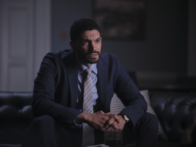   Mido Hamada interpreta a Mike Maxwell en Red Eye