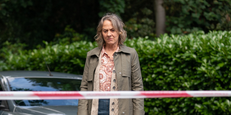   Niamh Cusack รับบทเป็น Claire Mills กำลังดูเทปตำรวจสีแดง