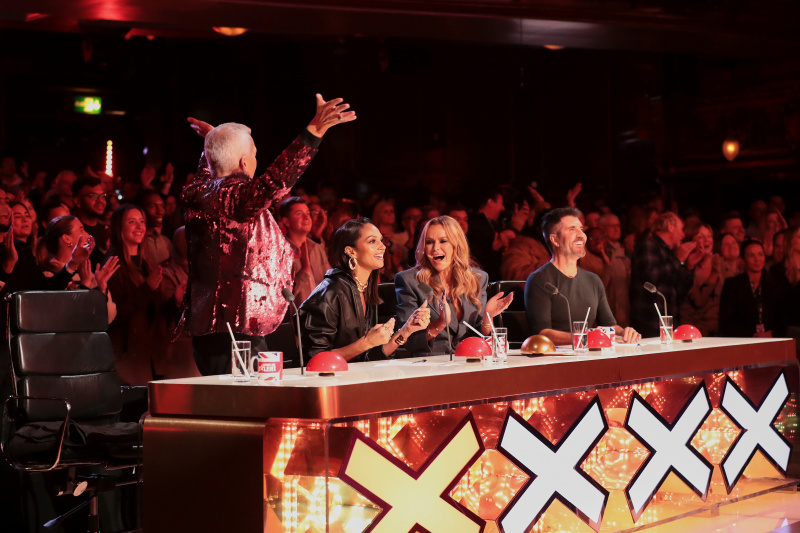   영국's got talent judges Bruno Tonioli, Alesha Dixon, Amanda Holden and Simon Cowell