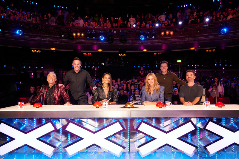 Rozhodcovia BGT 2023: Bruno Tonioli, Alesha Dixon, Amanda Holden a Simon Cowell s hostiteľmi Antom a Decom, ktorí stoja za nimi