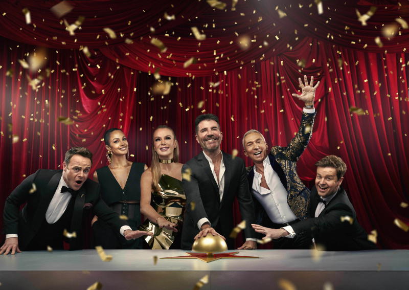 Ant & Dec a Alesha Dixon, Amanda Holden, Simon Cowell, Bruno Tonioli oslavujú obklopení zlatými konfetami
