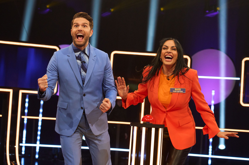   Joel Dommett y concursante de In With a Shout