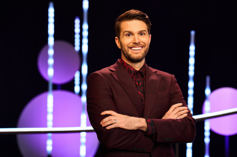   Joel Dommett entra con un grito