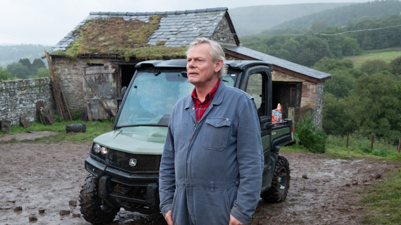 Ο Nathan Williams (Martin Clunes) κοιτάζει τη φάρμα του στην επανάληψη του επεισοδίου Out There
