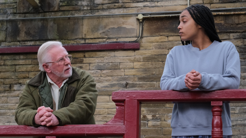   Phil Davis รับบทเป็น Edward และ Jasmine Jobson รับบทเป็น Lisa ใน Platform 7 ตอนที่ 2