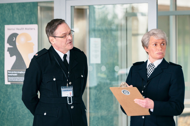   Piglets นำแสดงโดย Sarah Parish และ Mark Heap