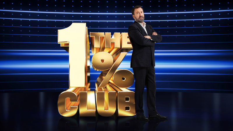  Ο Lee Mack βρισκόταν δίπλα στο λογότυπο του 1% της 2ης σεζόν