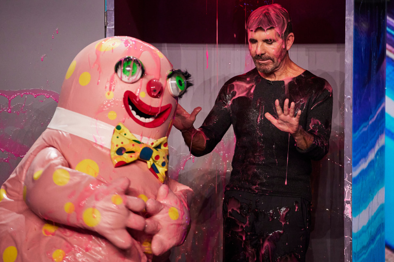   Simon Cowell ถูก Mr Blobby ปกคลุมไปด้วยสไลม์