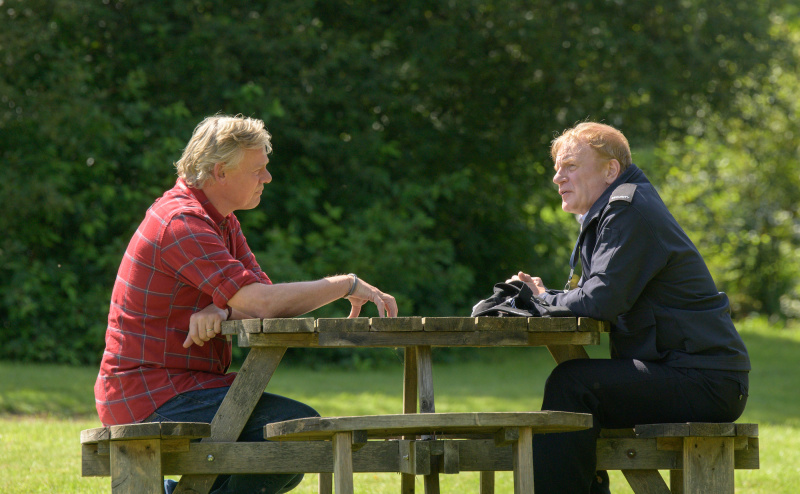 Nathan Williams (Martin Clunes) und Caleb Williams (Mark Lewis Jones) im Rückblick auf Episode 2 von Out There