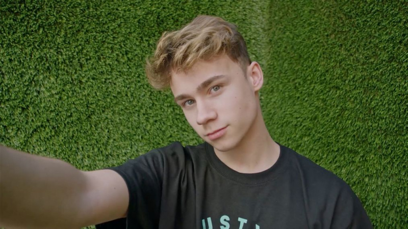 'Jawline' на Hulu поема дълбоко потапяне във феномена на интернет славата