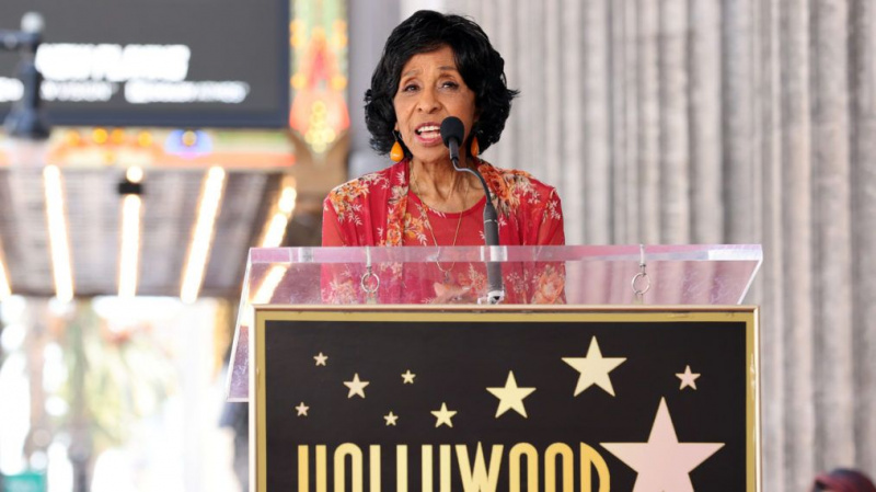 'The Jeffersons'-Star Marla Gibbs 'macht sich großartig', nachdem sie während der Rede auf dem Hollywood Walk of Fame ohnmächtig zu werden schien (VIDEO)