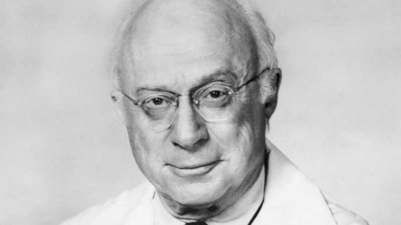 Norman Lloyd St. На друго място