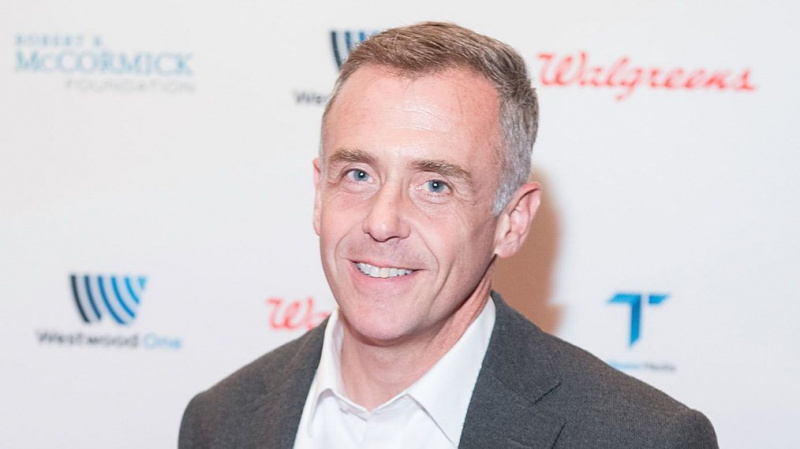 David Eigenberg posa nel backstage del