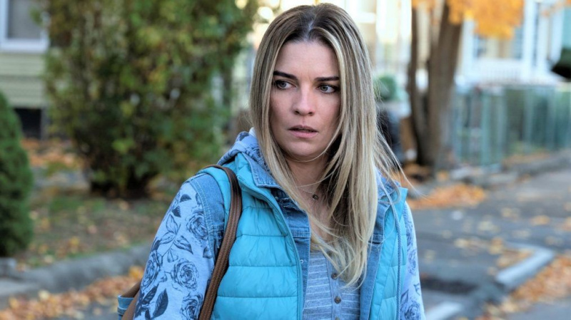 Annie Murphy gra morderczą żonę w pierwszym zwiastunie „Kevina Can F*** Samego” (WIDEO)