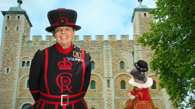  ภาพหน้าจอจาก Horrible History"Terrifying Tower of London" special featuring Yeoman Warder AJ Clark and Rattus Rattus