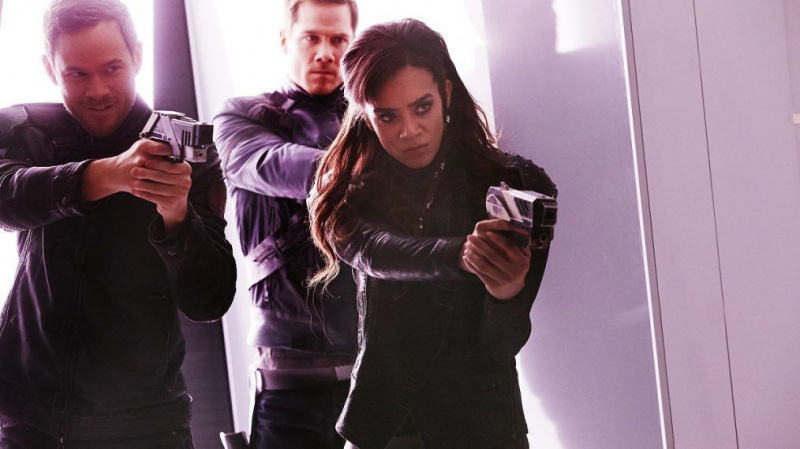 Hannah John-Kamen de 'Killjoys' nunca se despedirá de Dutch & Her Blue Leather Jacket