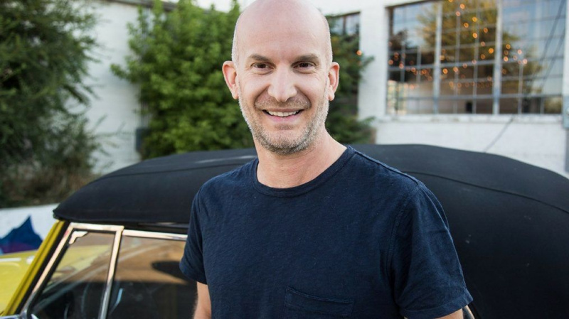 Leon Logothetis, hôte de The Kindness Diaries, révèle le secret d'une vie de bonté