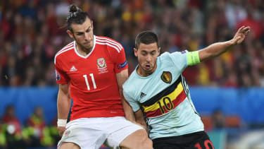 Gareth Bale (vänster) i aktion för Wales mot Belgiens Eden Hazard vid EM 2016