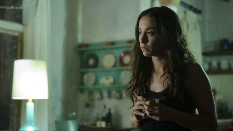 Stella Maeve presenta in anteprima l'incubo e la possibile redenzione dei 'maghi' di Julia
