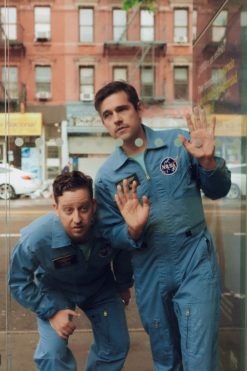 'La riunione dei maghi'! Jason Ralph e Trevor Einhorn insieme per l'aiuto teatrale (VIDEO)