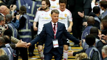 Luiss van Gāls paklanās, lai uzmundrinātu, Man Utd paceļot Anglijas Anglijas kausa izcīņu
