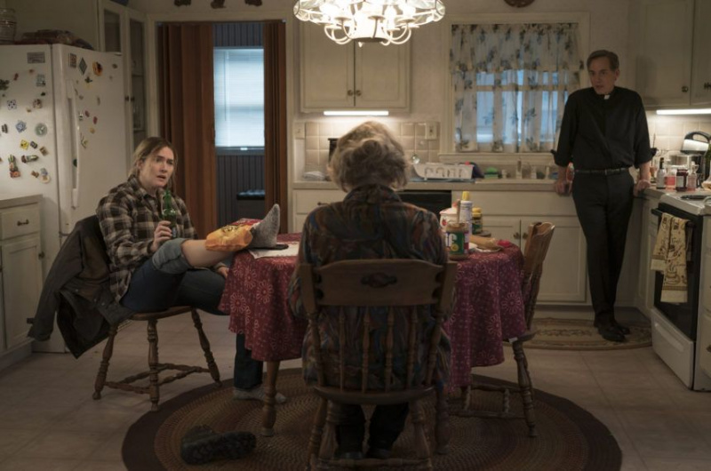 Keita Vinsleta un Žans Smārts filmā Mare of Easttown 1. sērija