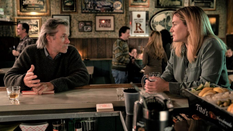 Guy Pearce om 'Mare of Easttown' Suspicions & Richard's Connection With Mare