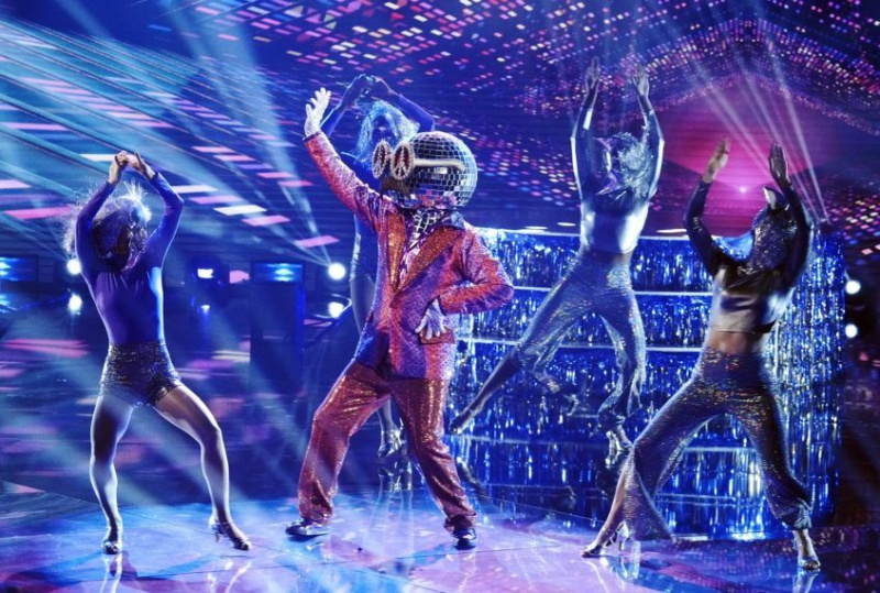 La bola de discoteca bailarina enmascarada
