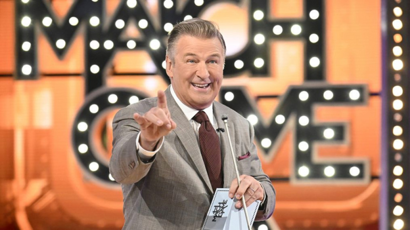 Alec Baldwin hat in seiner fünften Staffel immer noch einen Ball als Gastgeber von 'Match Game'