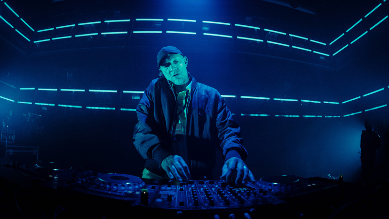 Netflix dodaja francosko komedijo Caper z Vincentom Casselom kot DJ -jem, ki se je zaposlil, da bi prebil kriminalno tolpo