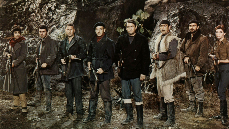   Ирен Папас, Джеймс Дэрен, Энтони Куэйл, Дэвид Нивен, Грегори Пек, Энтони Куинн, Стэнли Бейкер и Джиа Скала в «Пушках Наварона»