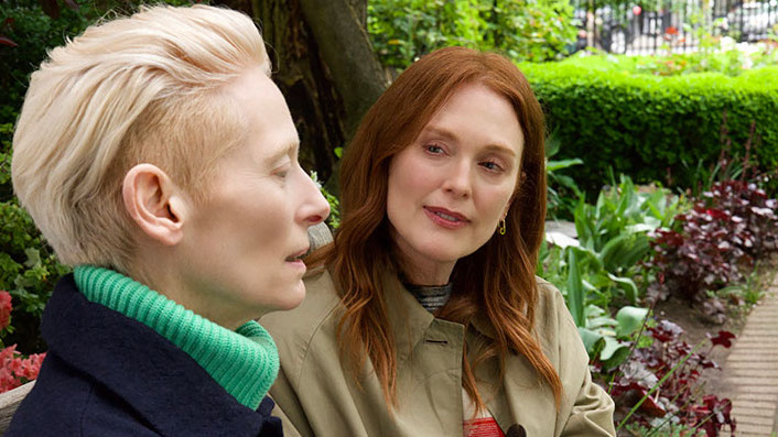Tilda Swinton și Julianne Moore în Camera de alături