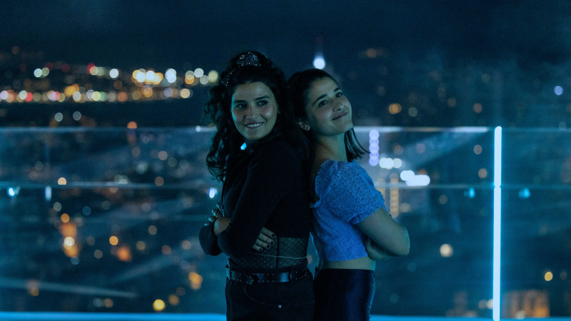   The Swimmers'ta Manal Issa ve Nathalie Issa