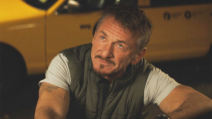  Sean Penn Daddio'da bir taksinin önünde