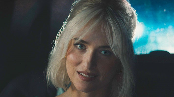  Daddio'daki sarı saçlı Dakota Johnson