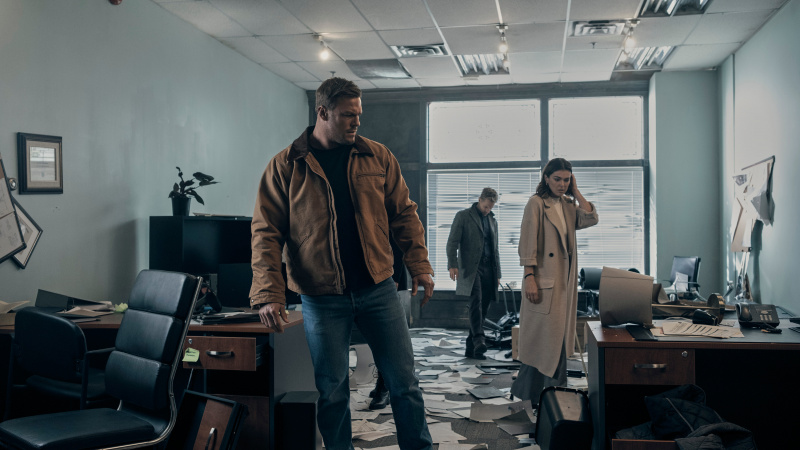 Reacher, Karla i O'Donnell stand in Sanchez and Orozco's trashed office in Reacher season 2 episode 2.