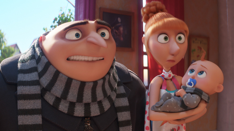   (Soldan sağa) Gru, karısı Lucy'nin yanında duruyor.'s holding baby Gru Jr. in Despicable Me 4