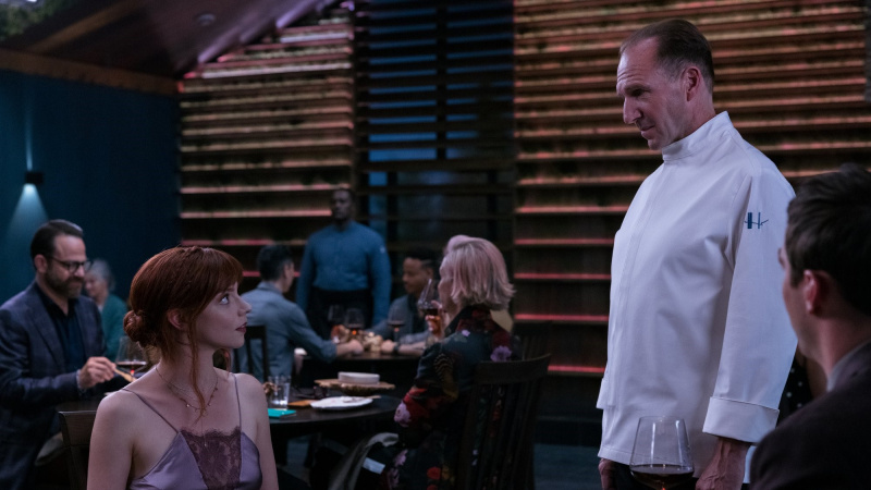   Anya Taylor-Joy และ Ralph Fiennes ในเมนู