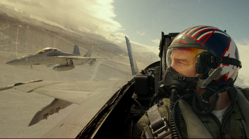   Tom Cruise ในห้องนักบินของเครื่องบินรบใน Top Gun: Maverick