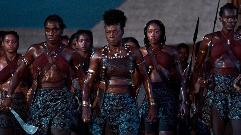   Viola Davis ในบทนายพล Nanisca นำ Agojie ใน The Woman King
