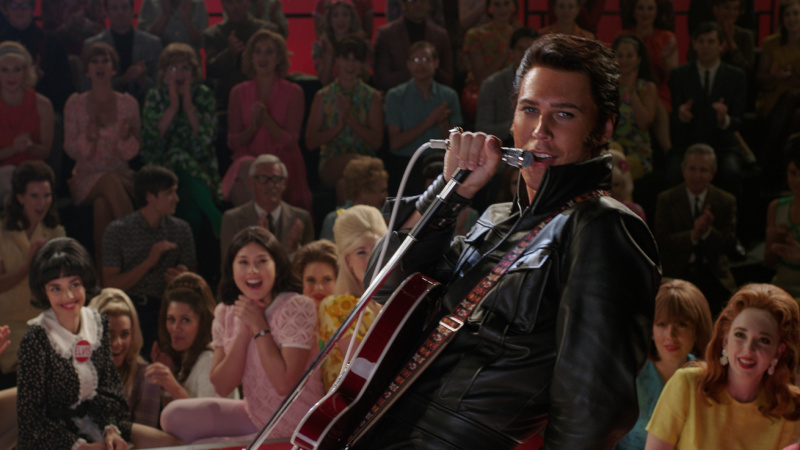   ออสติน บัตเลอร์ในบทเอลวิสในละครของวอร์เนอร์ บราเดอร์ส พิกเจอร์สเรื่อง “ELVIS” ซึ่งเป็นการเปิดตัวของวอร์เนอร์ บราเธอร์ส พิกเจอร์ส