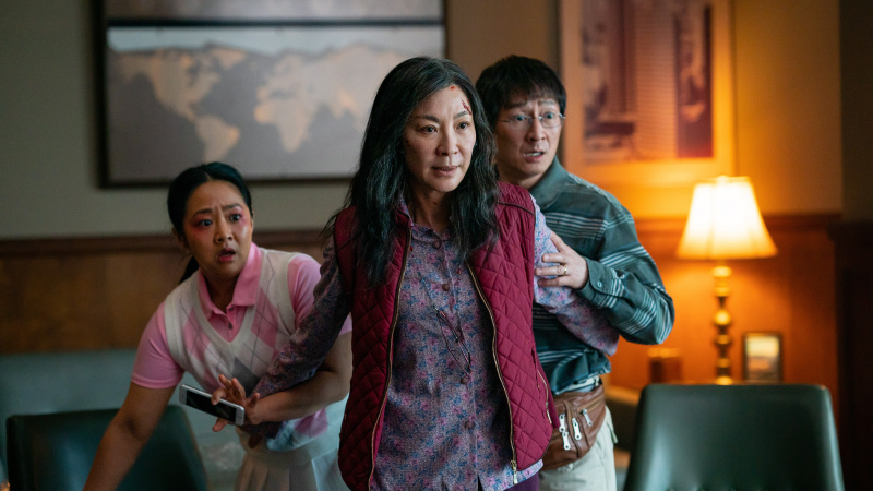   ทุกอย่างทุกที่ในครั้งเดียว Stephanie Hsu Michelle Yeoh Ke Huy Quan