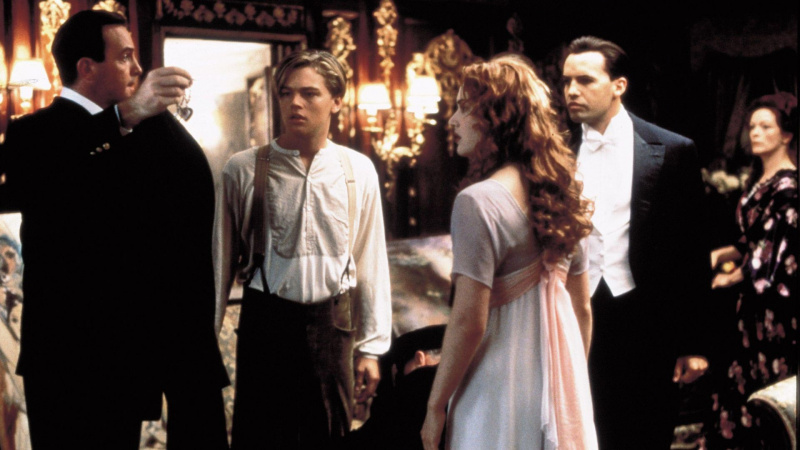   TITANIK. Angleški naslov: TITANIC. Filmski režiser: JAMES CAMERON. Leto: 1997. Zvezde: LEONARDO DICAPRIO; KATE WINSLET; BILLY ZANE
