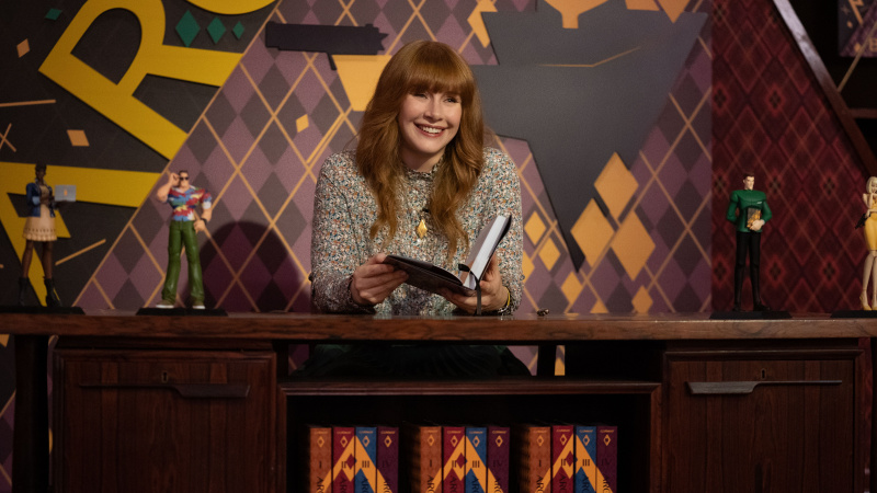   Elly Conway (Bryce Dallas Howard) sitzt hinter einem großen Schreibtisch in Argylle