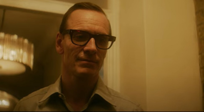   Michael Fassbender Siyah Çantalı