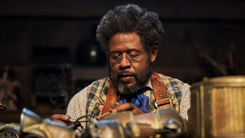   Forest Whitaker în rolul lui Jeronicus Jangle lucrând la jucăriile sale în Jingle Jangle: A Christmas Journey