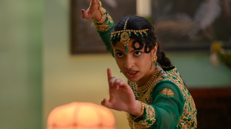 Priya Kansara in der höflichen Gesellschaft